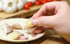 kitchen tip how to peel garlic in 7 seconds 2 1068x668