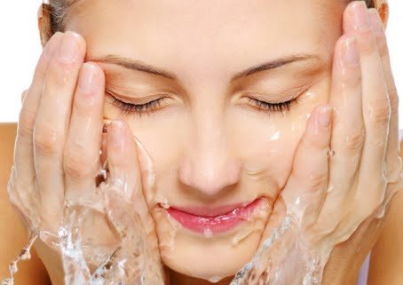 7 mistakes you make when washing your face 4